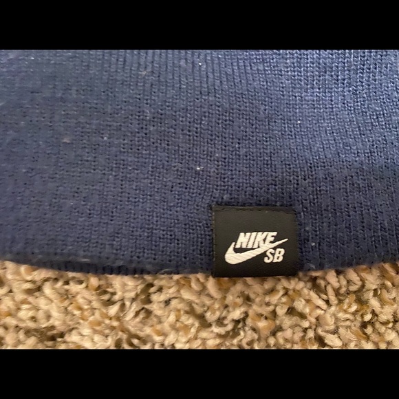 Nike SB Skateboarding Beanie - Picture 2 of 3
